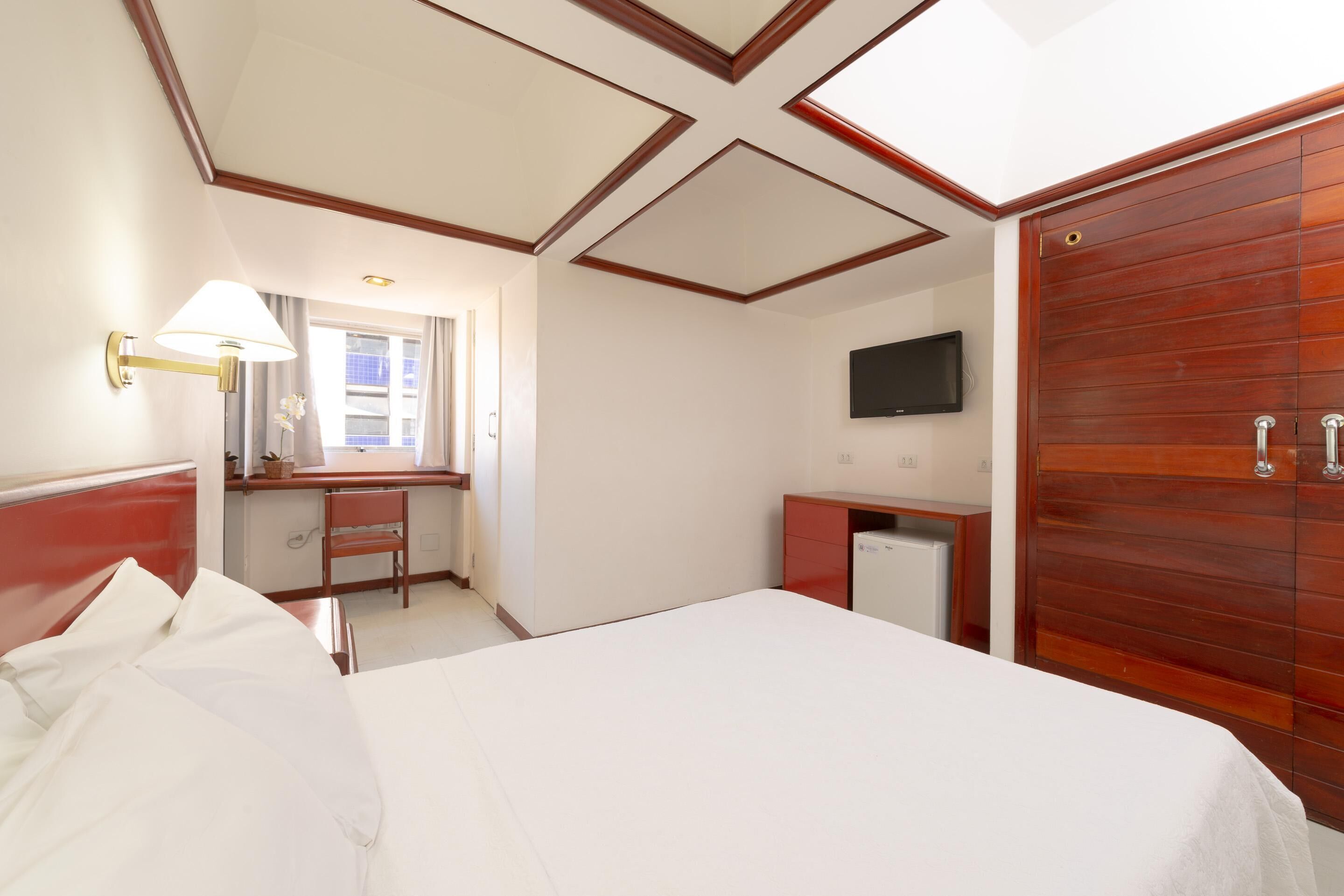 Minibar, skrivebord, blendingsgardiner og wi-fi (inkludert)