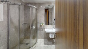 QUEEN SUITE, SEHIR MANZARALI ODA | Bathroom | Combined shower/tub, hair dryer, slippers, towels - Mimi Hotel Ankara (Ankara)