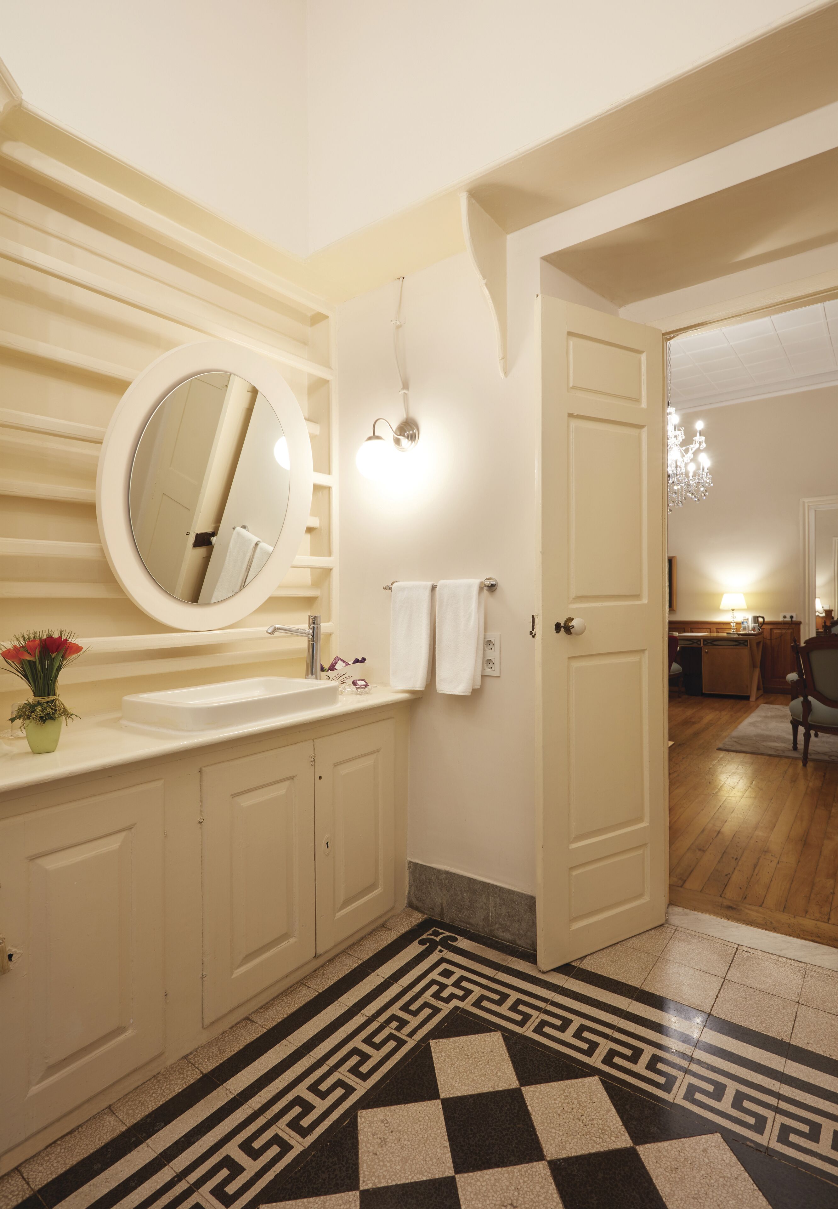 suite | in-room safe, desk, laptop workspace, soundproofing