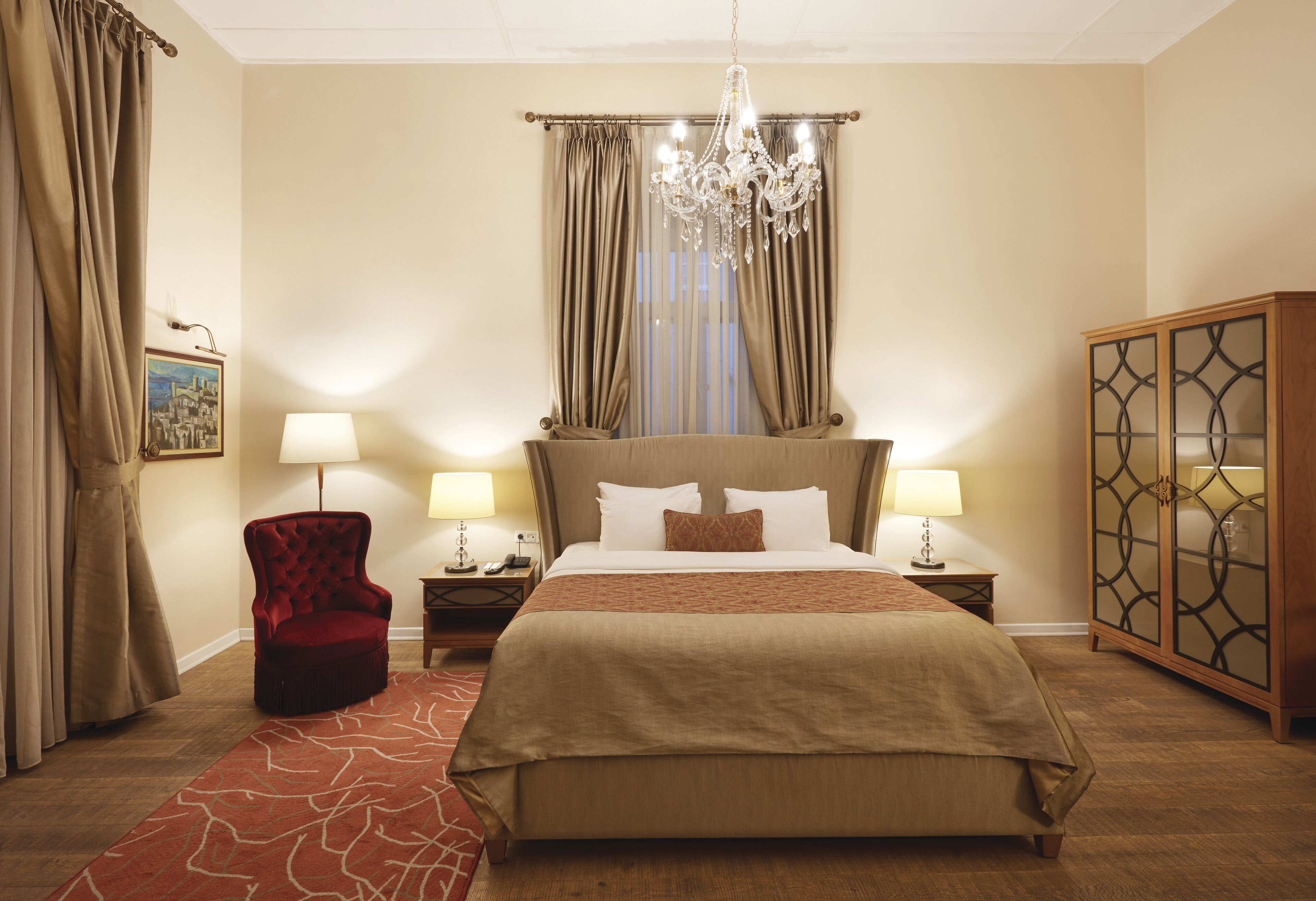 standard double room | in-room safe, desk, laptop workspace, soundproofing