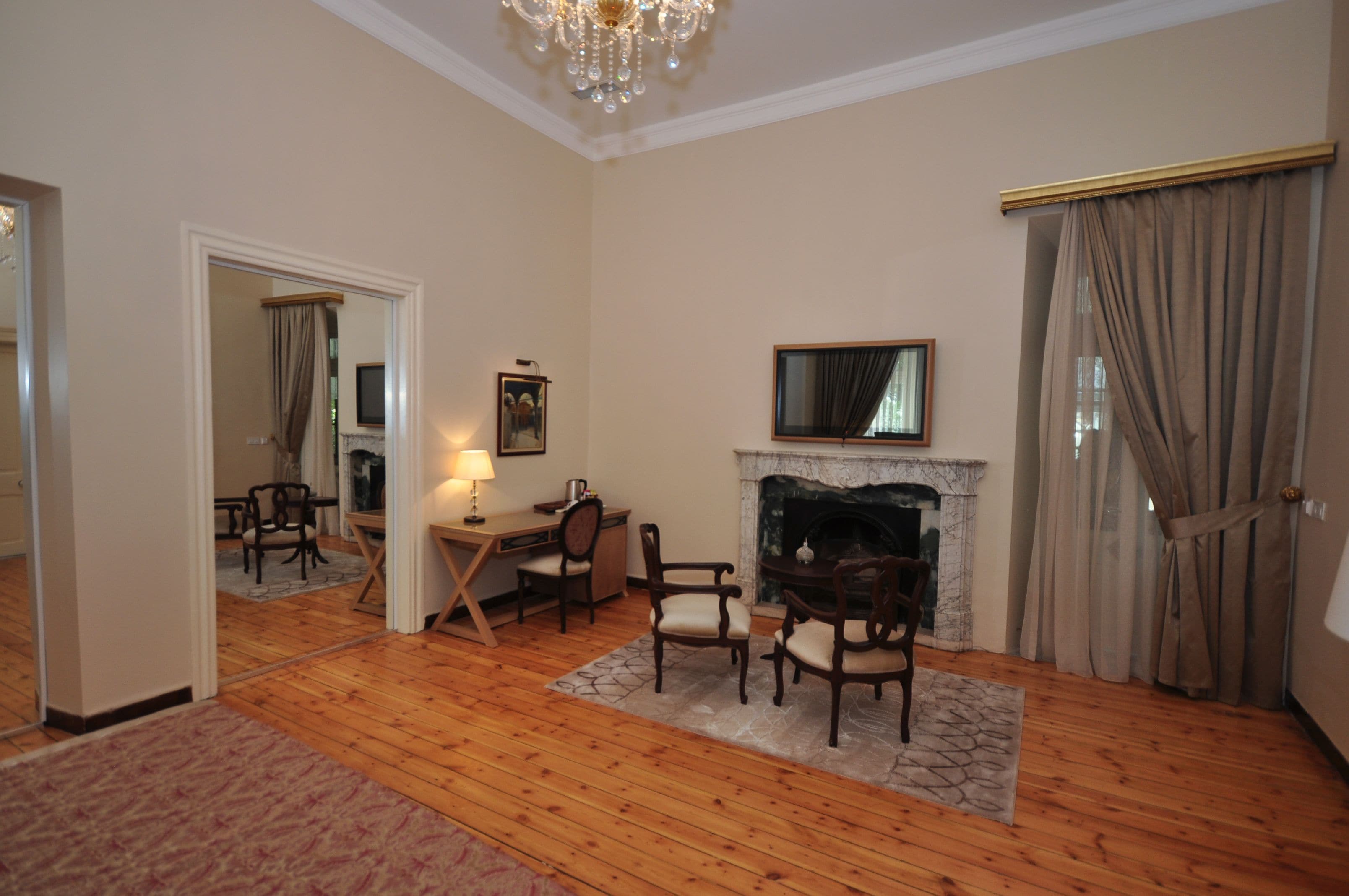 suite | living area | flat-screen tv