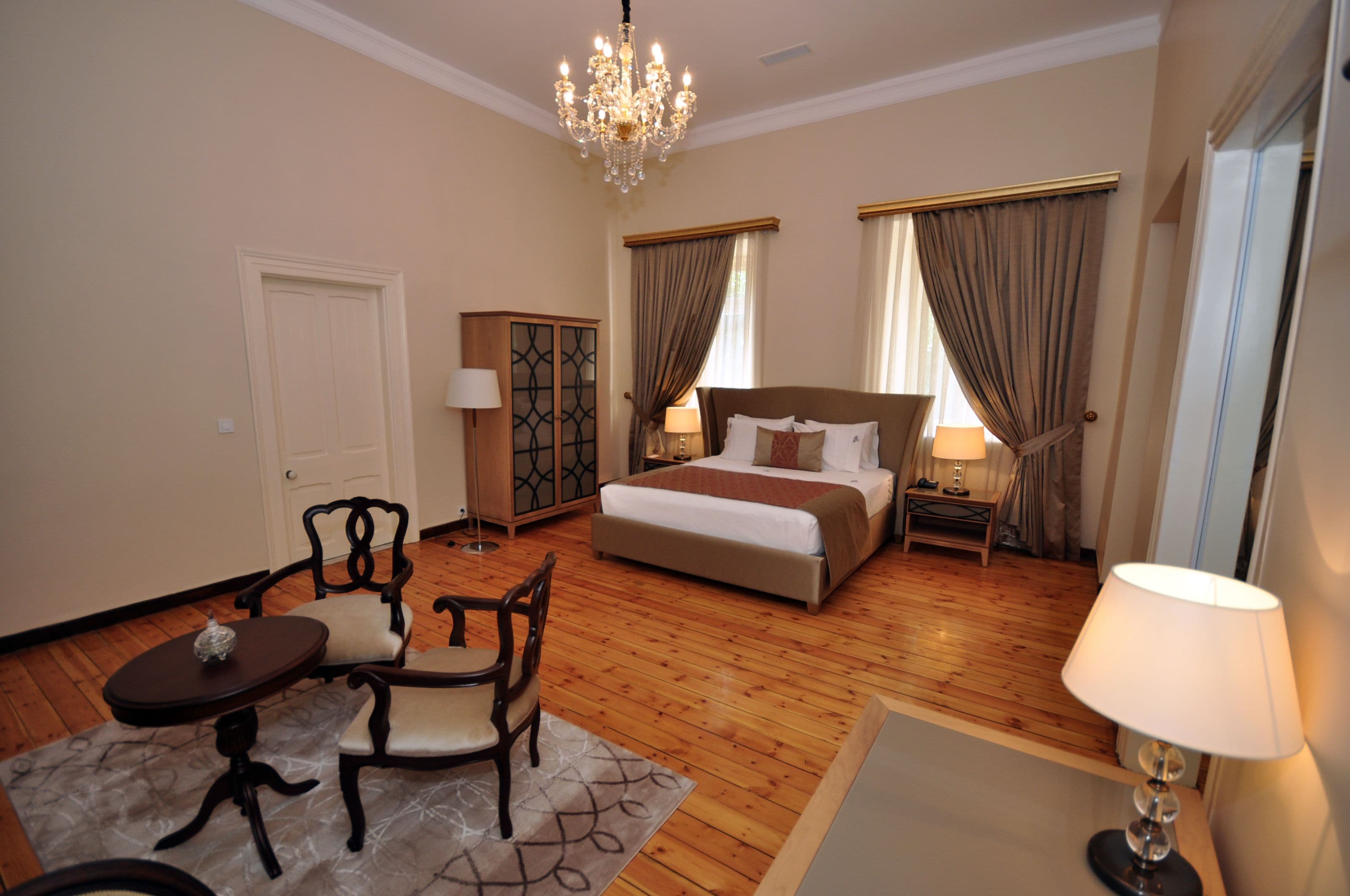 suite | in-room safe, desk, laptop workspace, soundproofing