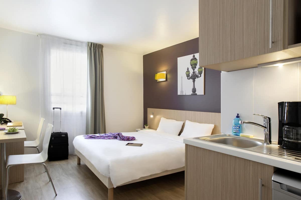 Estudio superior, 2 camas individuales | Escritorio y wifi gratis