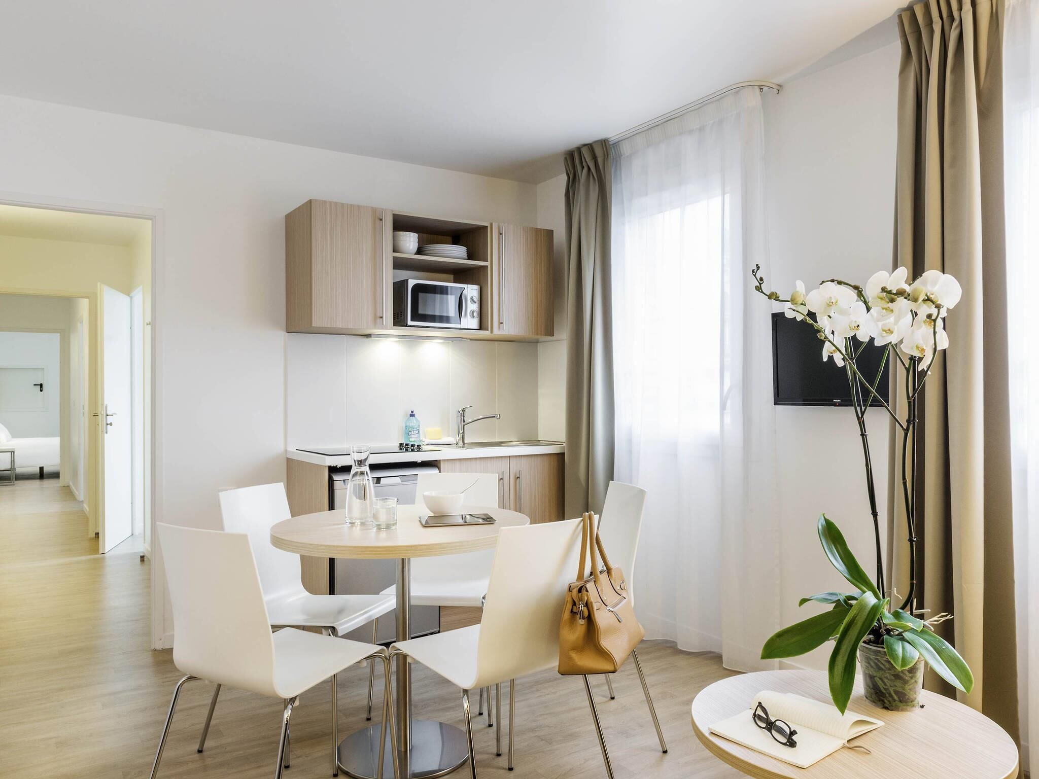 Schreibtisch, kostenloses WLAN