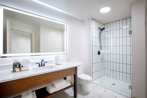 Ducha, artículos de tocador gratuitos, secador de pelo, toallas