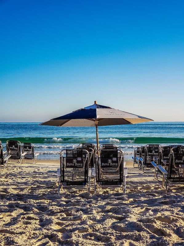 Plage, chaises longues, parasols, serviettes de plage