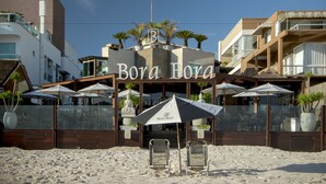 Een strandrestaurant genaamd Bora Bora met terras en parasols.