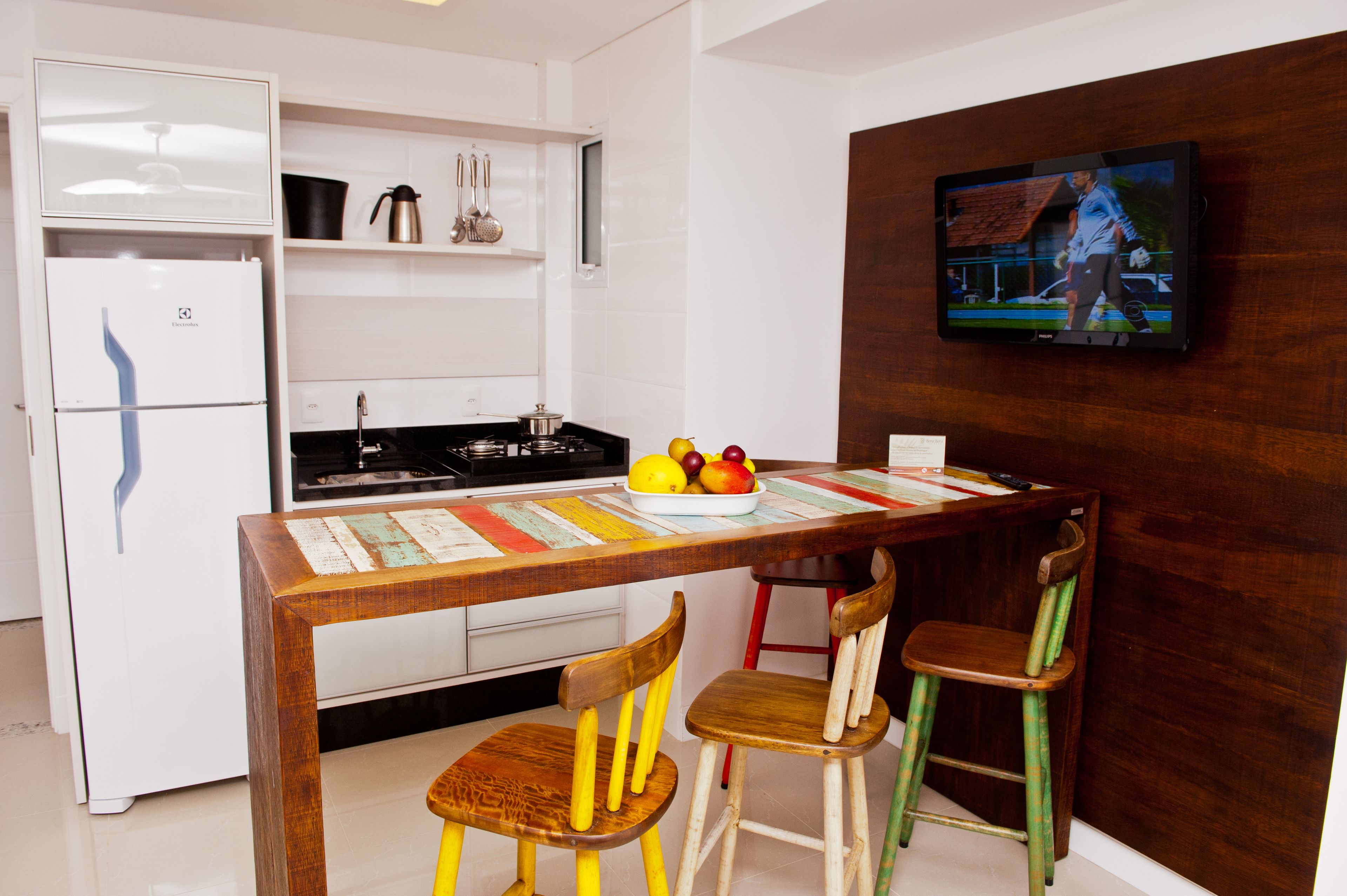 electric kettle, cookware/dishes/utensils