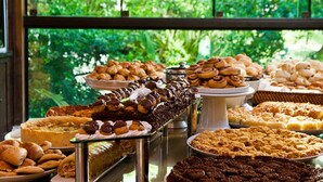 Een buffet met diverse gebakjes en desserts.