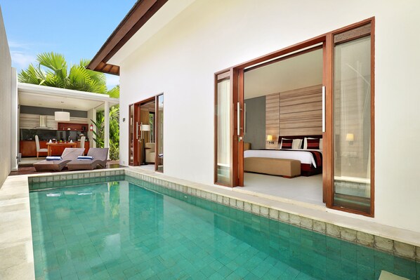 室內游泳池和室外游泳池，提供日光浴躺椅