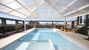 Outdoor pool, sun loungers - Hotel Bicentenario Suites & Spa (Tucuman)