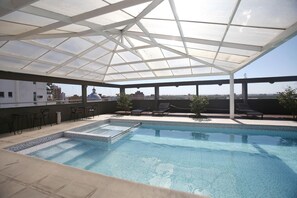 Outdoor pool, sun loungers - Hotel Bicentenario Suites & Spa (Tucuman)