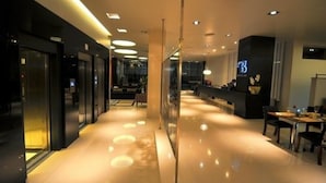 Lobby - Hotel Bicentenario Suites & Spa (Tucuman)