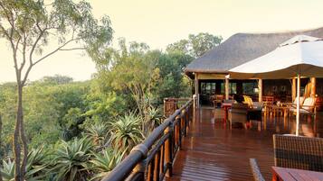 Breakfast, lunch, dinner served; African cuisine