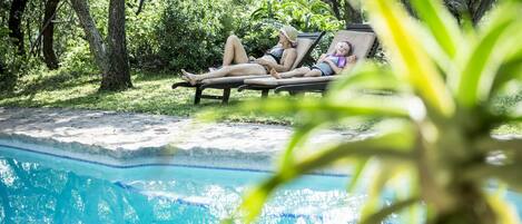 Piscine extérieure, chaises longues