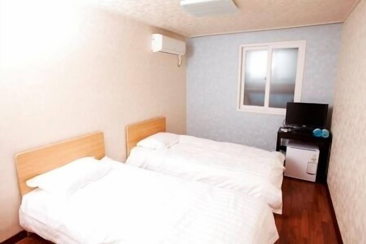 Zweibettzimmer | Schreibtisch, kostenloses WLAN