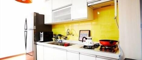 Grand réfrigérateur, machine à expresso