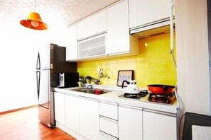 Frigorifero con congelatore, macchina per caffè espresso