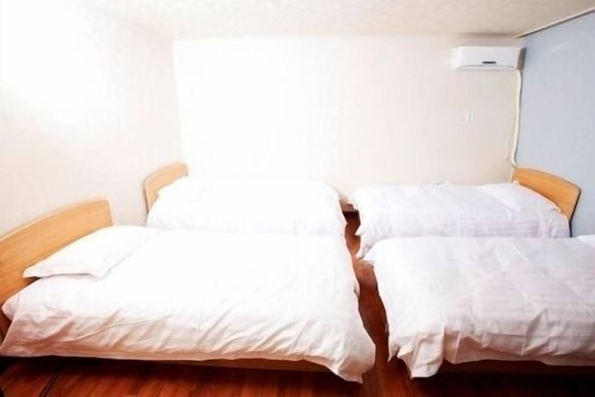 City-Vierbettzimmer, 4 Schlafzimmer | Schreibtisch, kostenloses WLAN