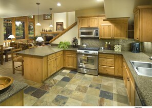 2 Bedroom 2 Bathroom Townhome | Private kitchen | Full-size fridge, microwave, oven, stovetop