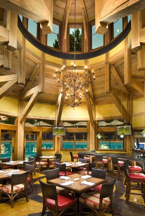 Bar (on property) - Tahoe Mountain Resorts Lodging Old Greenwood (Truckee)