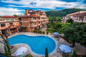 Outdoor pool - Mount Kailash Resort (Pokhara)