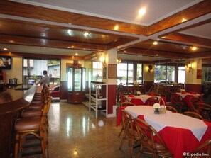 Breakfast, lunch, dinner served; American cuisine  - Beverly Boutique Hotel Cebu (Cebu City)