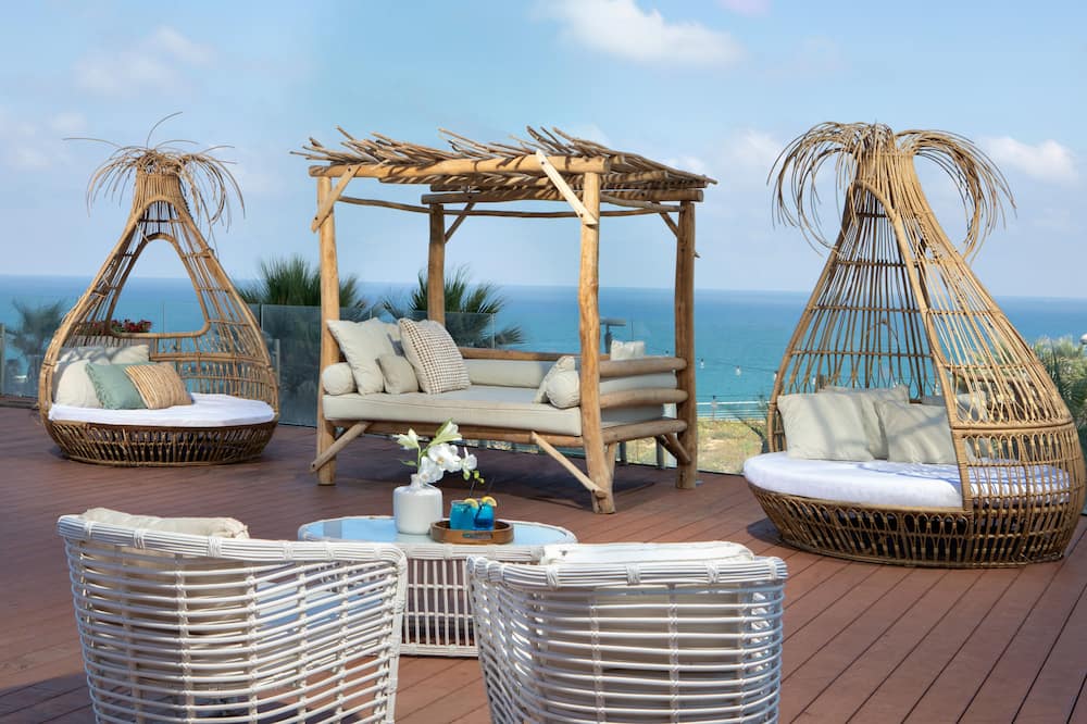 Island Luxurious Suites Hotel
