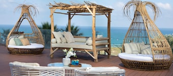 Island Luxurious Suites Hotel