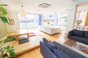 Lobby-lounge
