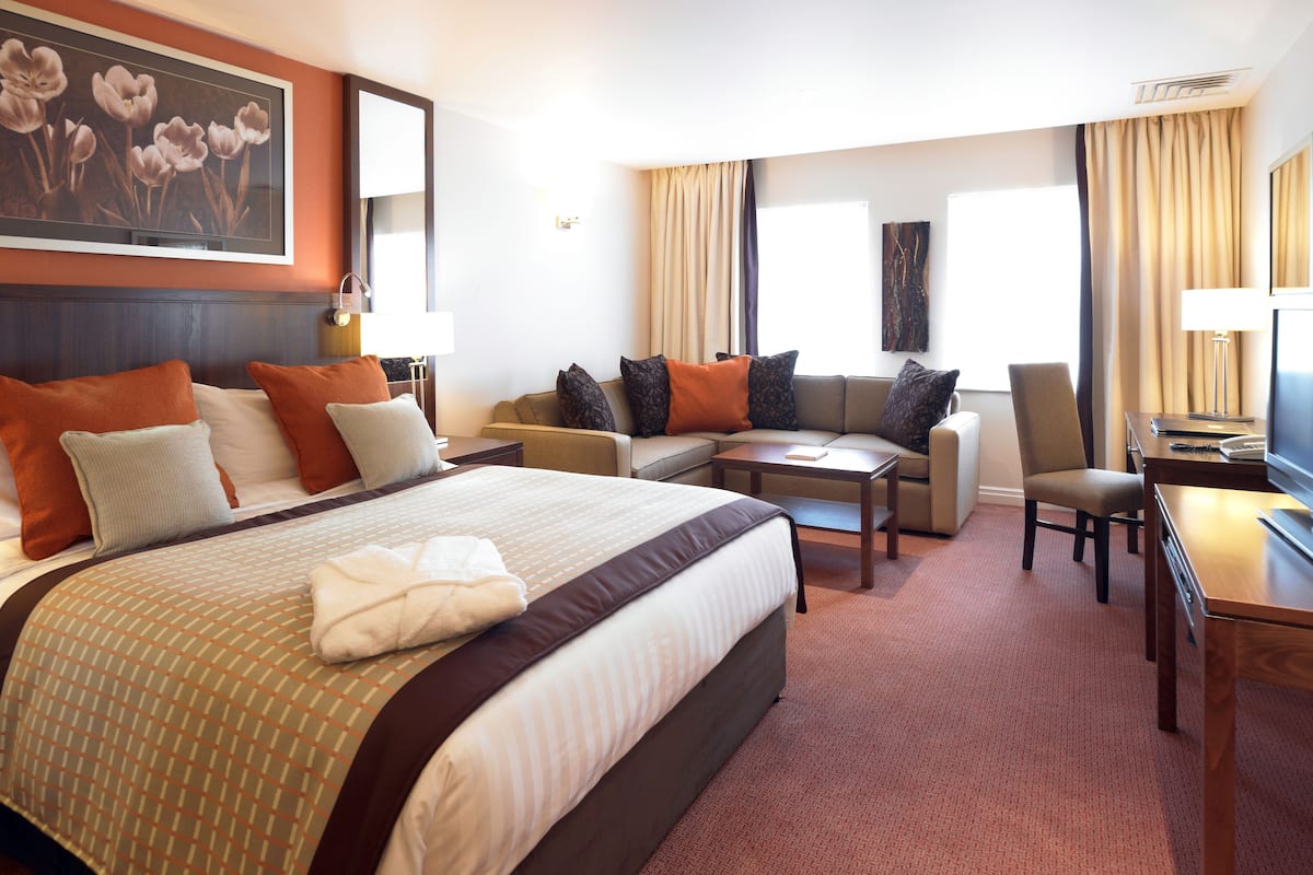 executive room, 1 queen bed, non smoking | 1 bedroom, premium bedding, pillow-top beds, in-room safe