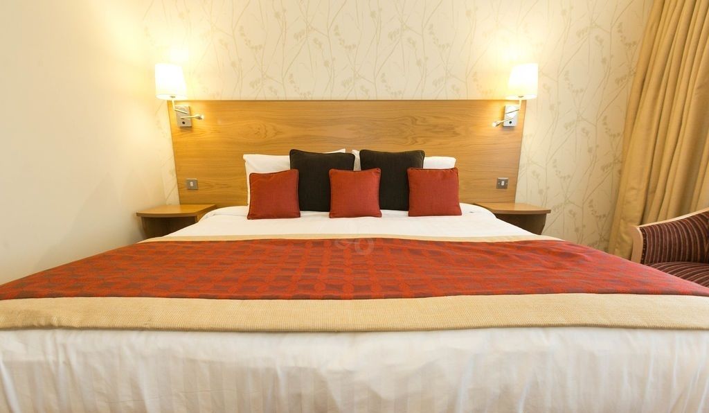 comfort room, 1 queen bed, non smoking | 1 bedroom, premium bedding, pillow-top beds, in-room safe