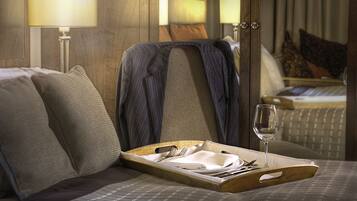 Executive Room, 1 Queen Bed, Non Smoking | Premium bedding, pillow-top beds, in-room safe, desk