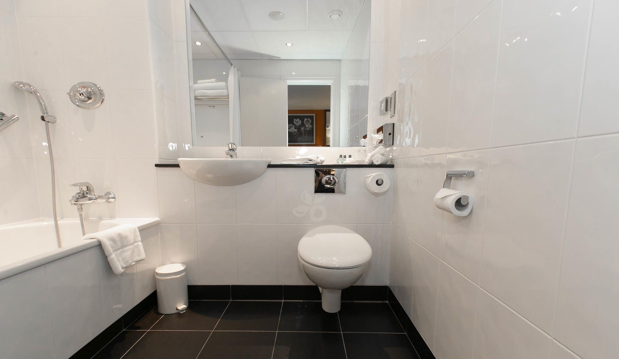 executive room, 1 queen bed, non smoking | 1 bedroom, premium bedding, pillow-top beds, in-room safe