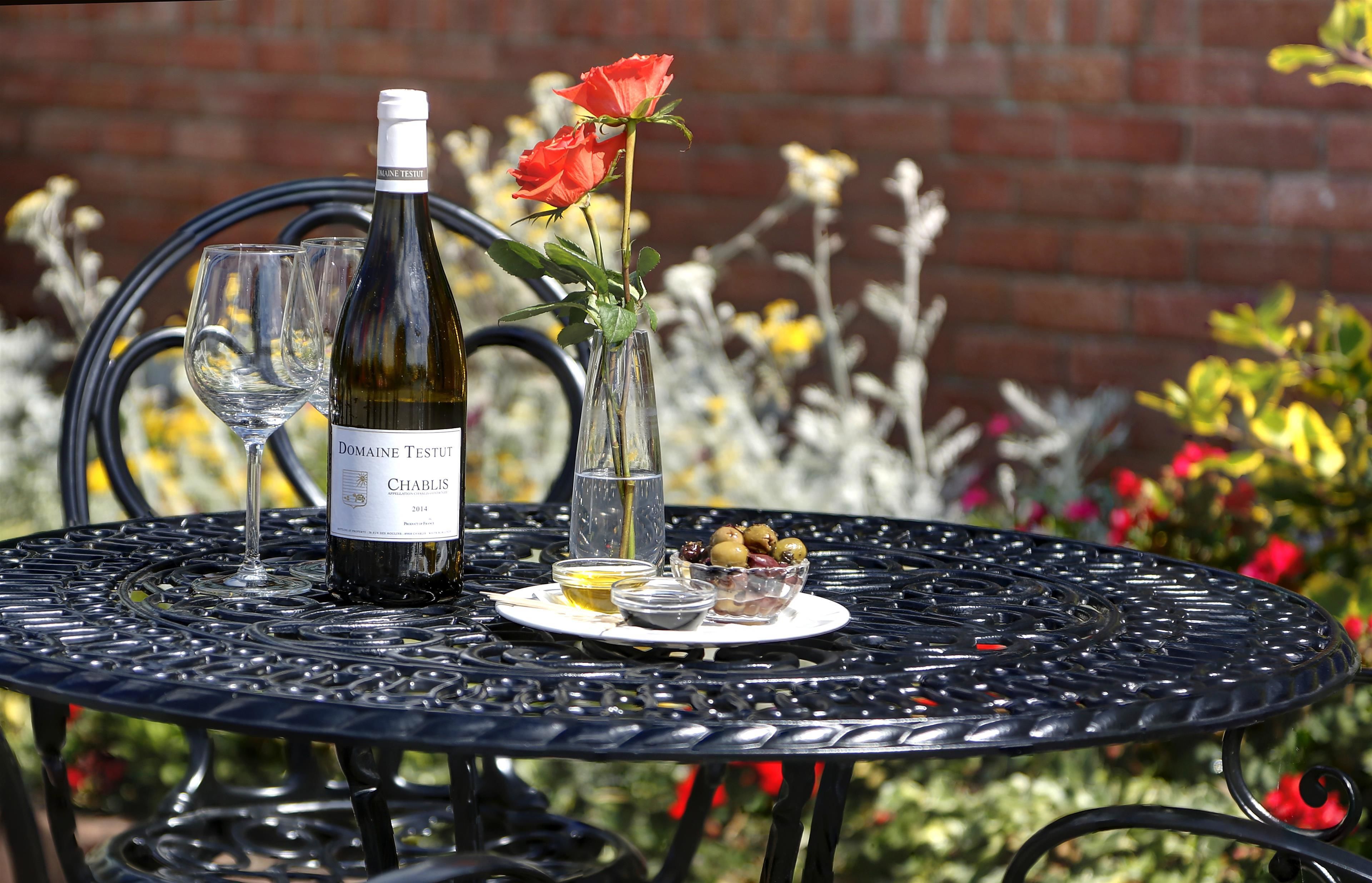 breakfast, lunch and dinner served