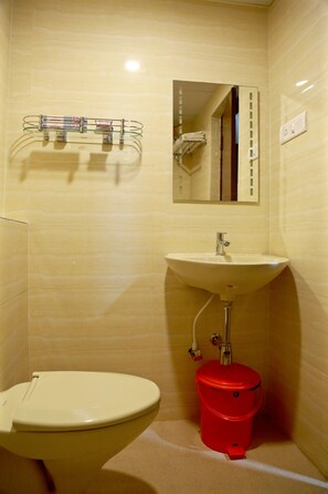 Kamar Deluks | Kamar mandi | Shower, perlengkapan mandi gratis,  dan handuk