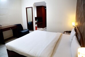 Deluxe Room | In-room safe, desk, rollaway beds, free WiFi