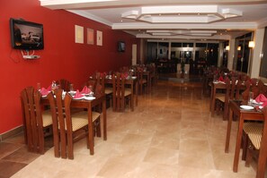 Déjeuner, dîner et souper servis sur place; cuisine locale