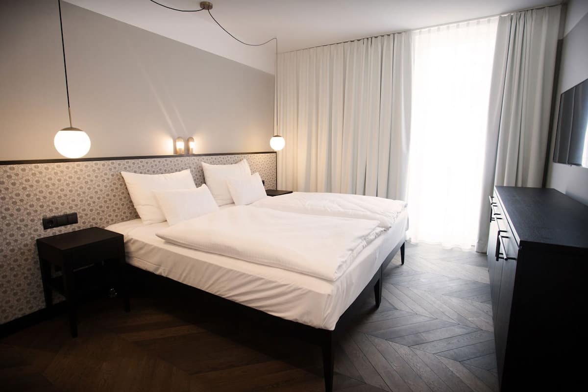 Minibar, caja de seguridad en la habitación y escritorio