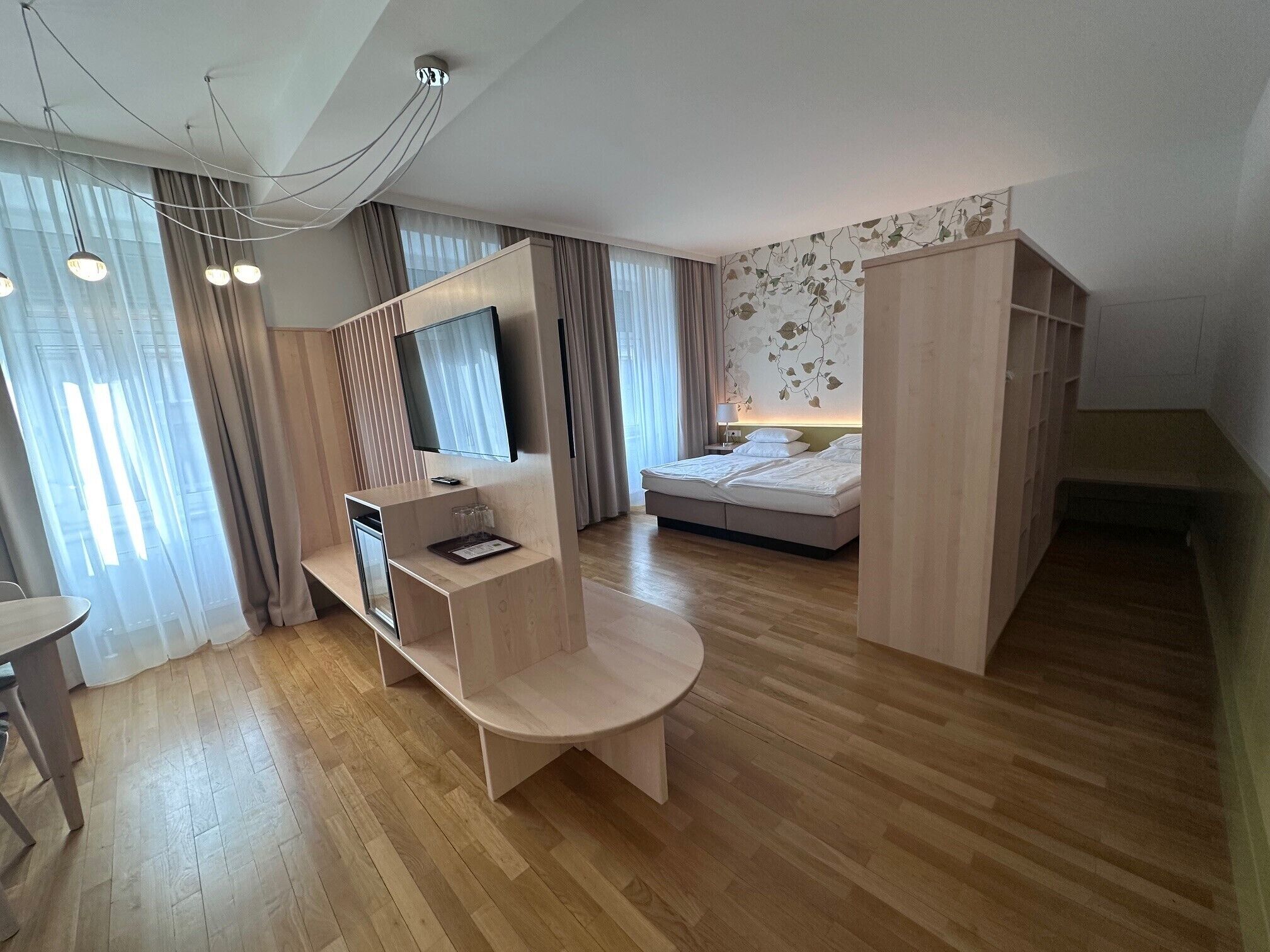 Minibar, caja de seguridad en la habitación y escritorio 