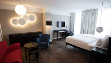 Junior suite | Een minibar, een kluis op de kamer, een bureau, geluiddichte muren