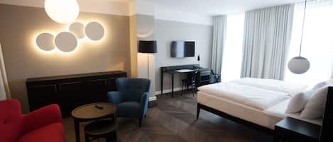 Minibar, caja de seguridad en la habitación y escritorio