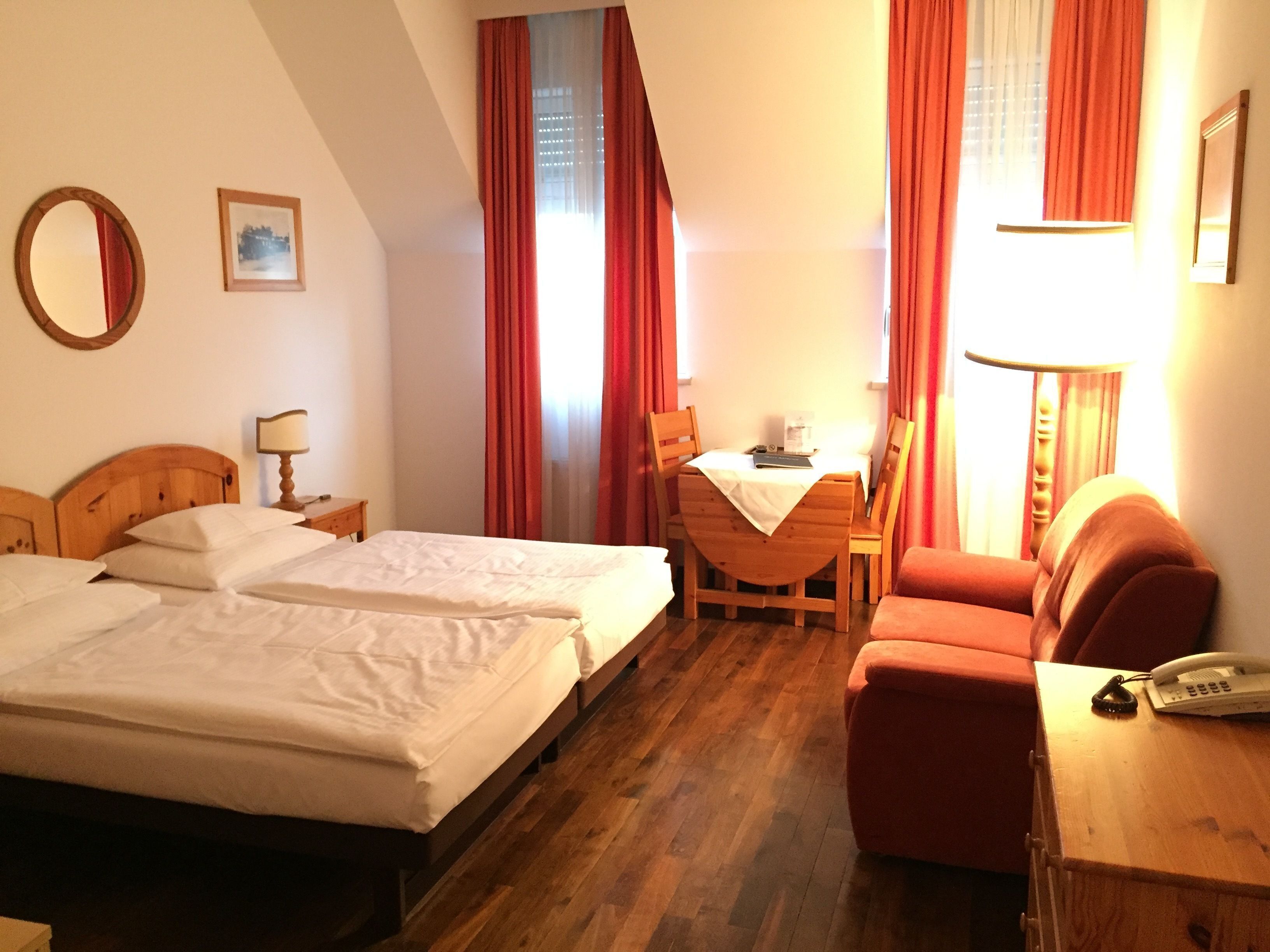 Minibar, caja de seguridad en la habitación y escritorio 