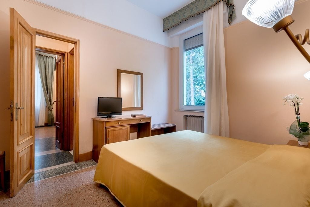 family room | minibar, in-room safe, desk, free wifi