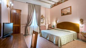 Minibar, Zimmersafe, Schreibtisch, kostenloses WLAN