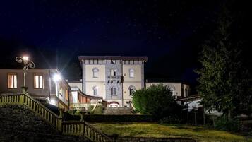 Fassade der Unterkunft – Abend/Nacht