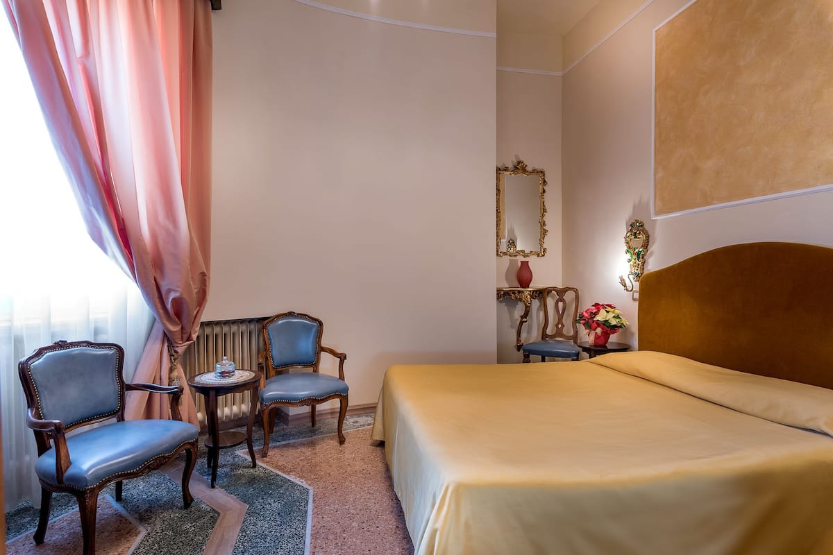 Double Room | Minibar, in-room safe, desk, free WiFi