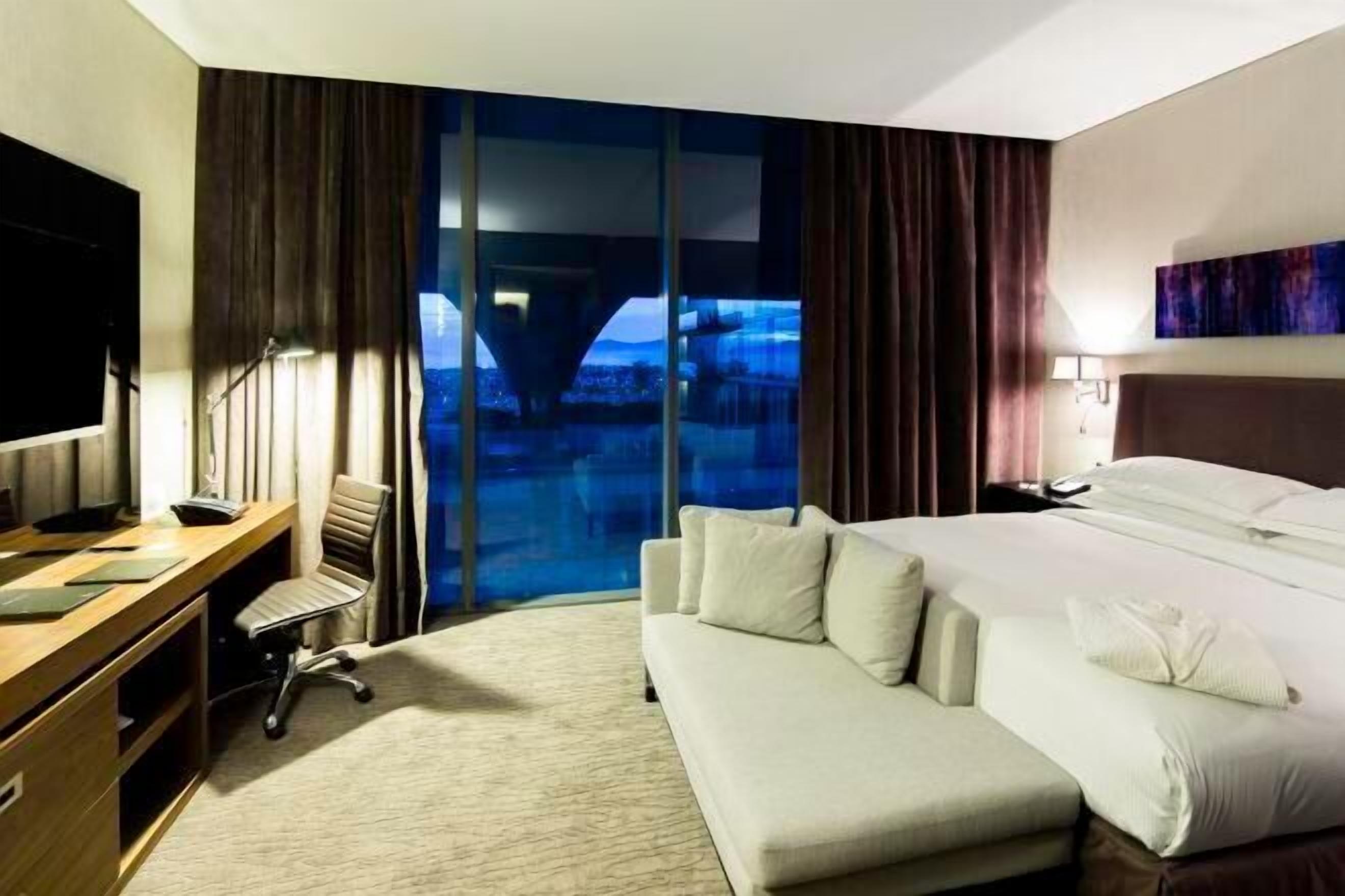 미니바, 객실 내 금고, 책상, 노트북 작업 공간