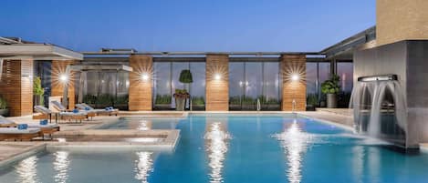 Piscine extérieure, chaises longues