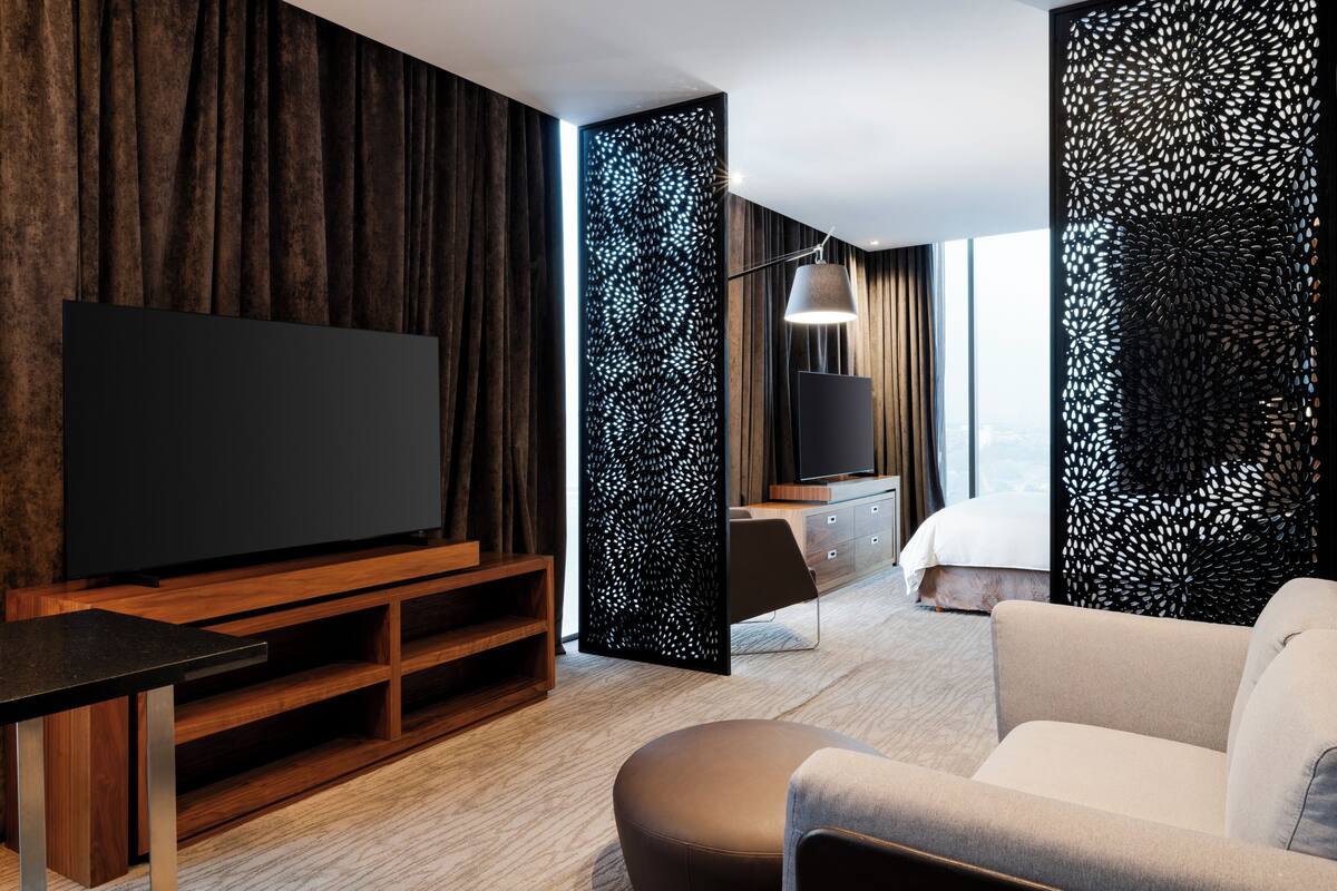 suite, 1 bedroom (1 king bed) | 1 bedroom, minibar, in-room safe, desk